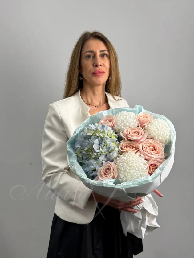 Букет с гортензией и розой «Романтичный вечер»