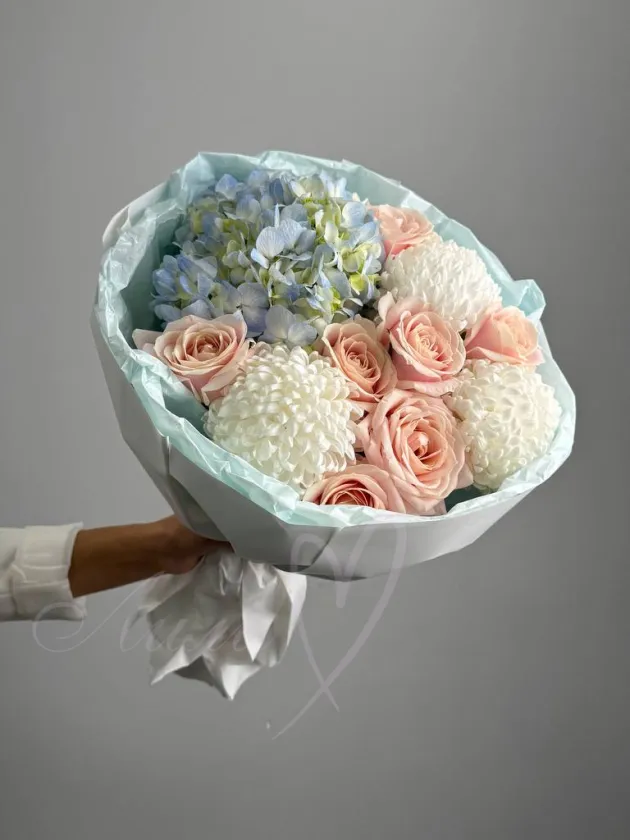 Букет с гортензией и розой «Романтичный вечер»