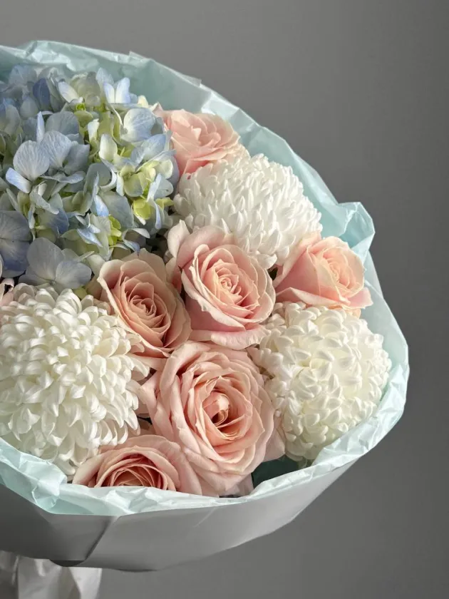 Букет с гортензией и розой «Романтичный вечер»