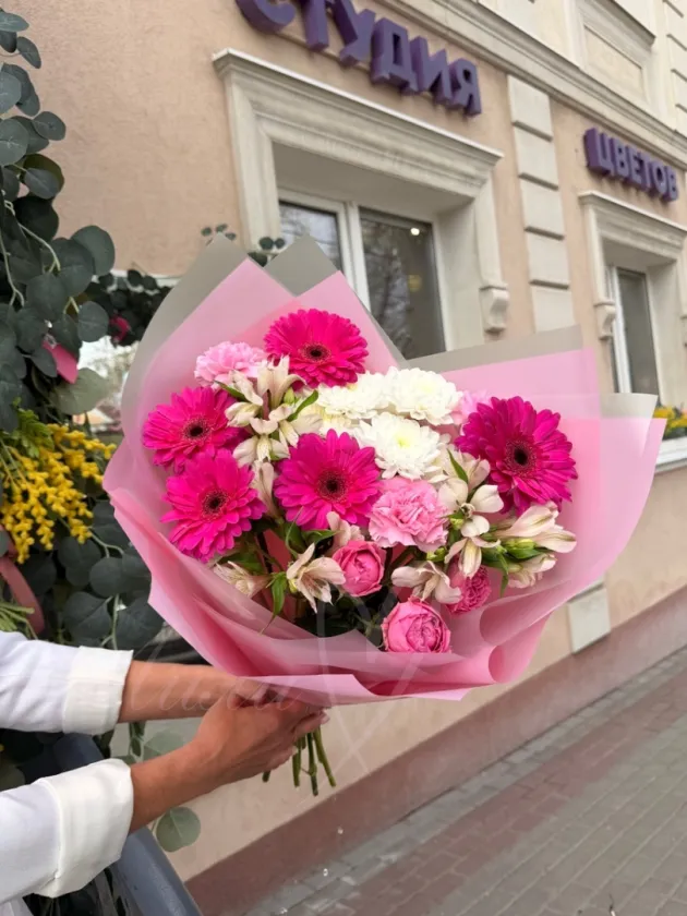 Букет из гербер, альстромерии и хризантемы «Волшебные сказки»