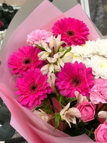 Букет из гербер, альстромерии и хризантемы «Волшебные сказки»