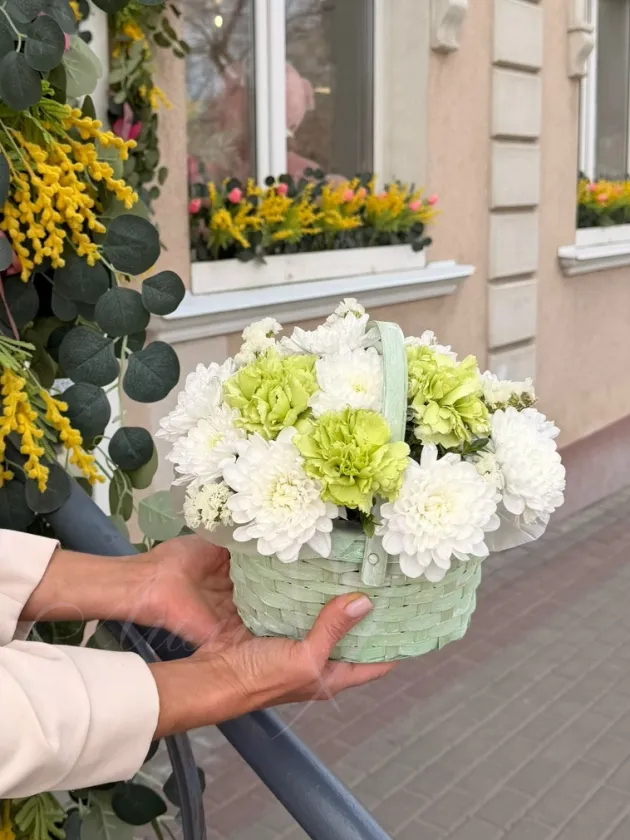 Композиция из гвоздик и хризантемы «Сочный лайм»