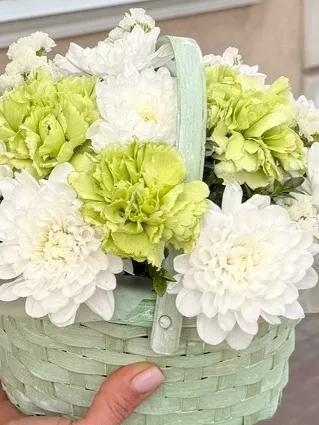 Композиция из гвоздик и хризантемы «Сочный лайм»