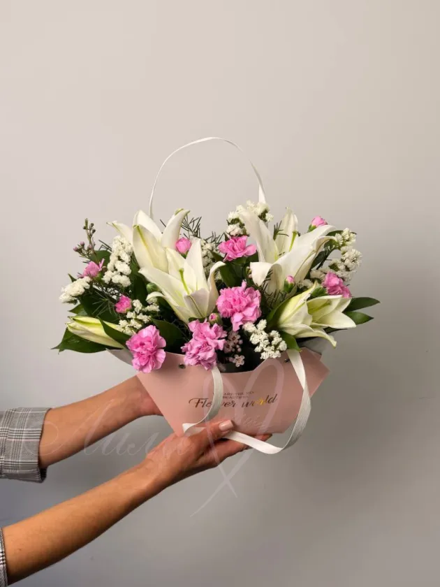 Композиция из лилий и гвоздик «Английский сад»