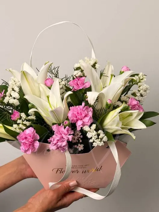 Композиция из лилий и гвоздик «Английский сад»