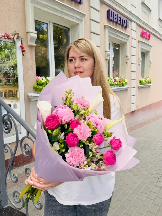 Букет из калл, пионов и роз «Протея»