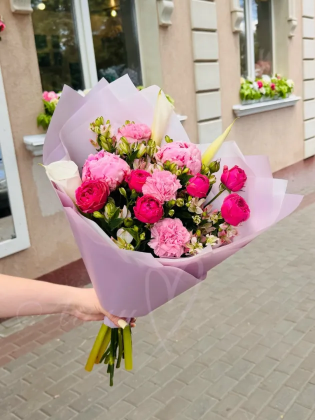 Букет из калл, пионов и роз «Протея»