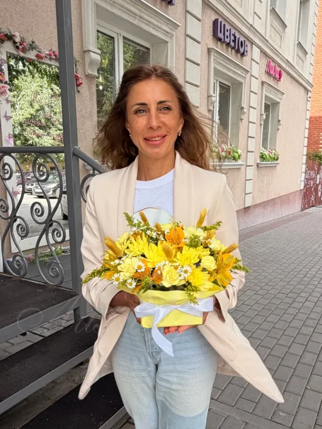Композиция из хризантемы, альстромерии «Анютины глазки»