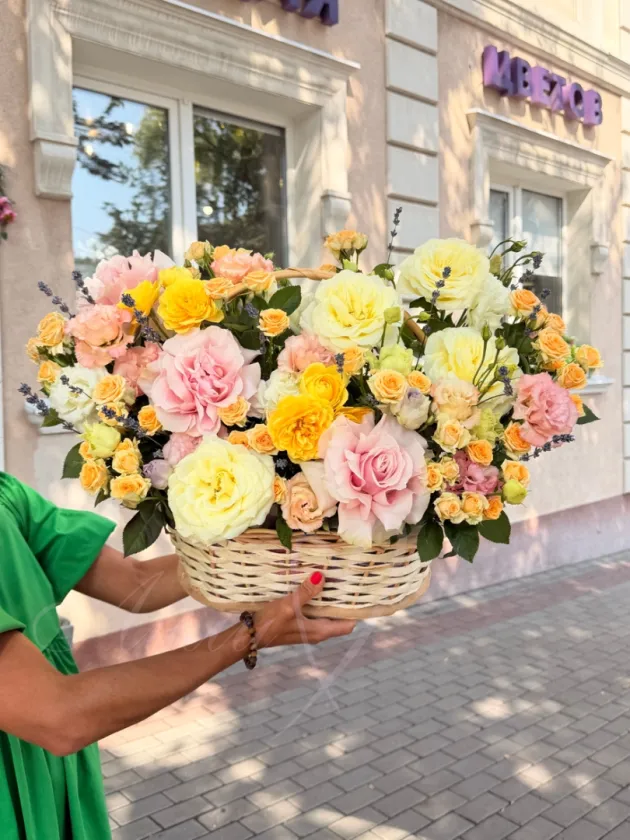 Корзина из роз и эустомы «Мила»