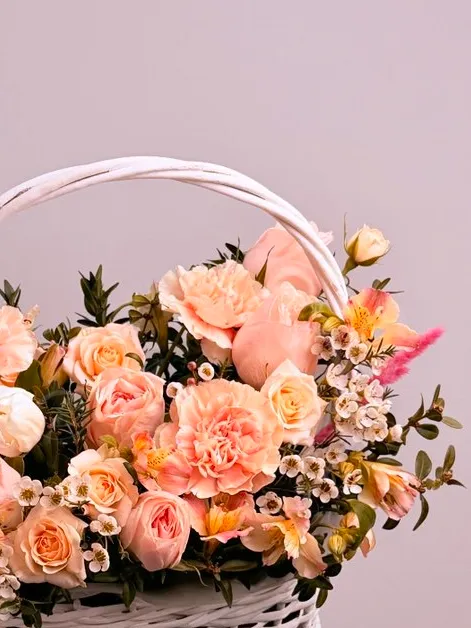 Композиция из роз и тюльпанов «Подари весну»