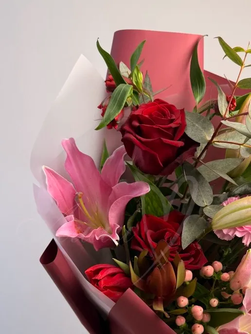 Сборный букет из лилии, тюльпанов и роз «Алые паруса»