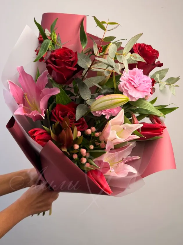 Сборный букет из лилии, тюльпанов и роз «Алые паруса»