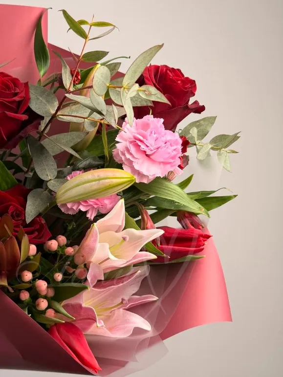 Сборный букет из лилии, тюльпанов и роз «Алые паруса»