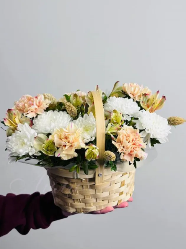 Композиция из хризантем и гвоздик «Фестиваль»