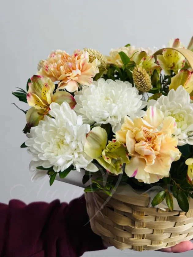 Композиция из хризантем и гвоздик «Фестиваль»