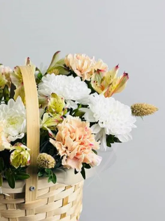 Композиция из хризантем и гвоздик «Фестиваль»