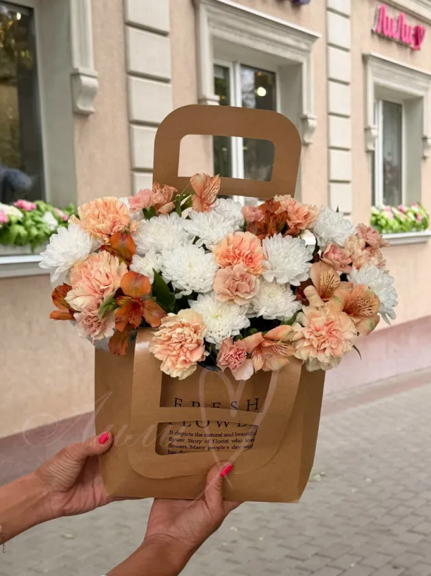 Композиция из хризантемы и гвоздик «Фестиваль»