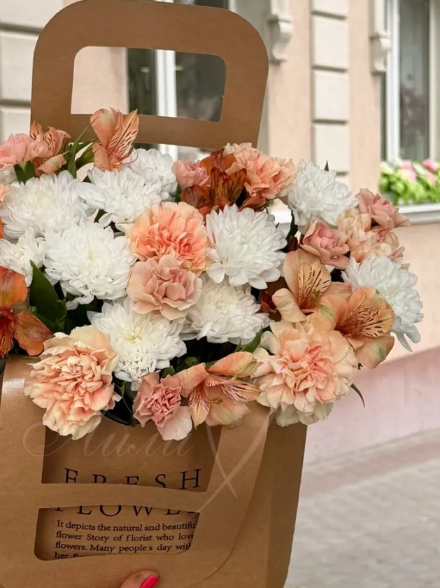 Композиция из хризантемы и гвоздик «Фестиваль»