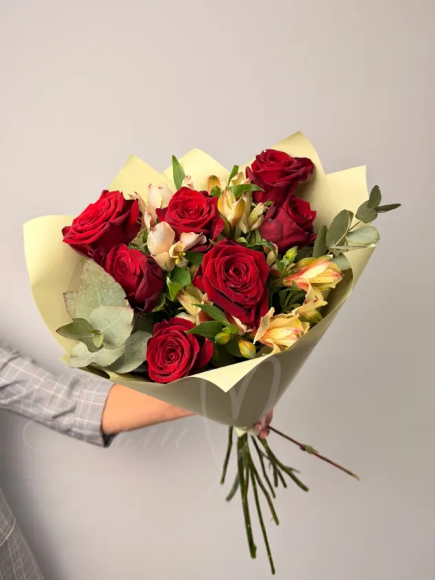 Букет из роз и альстромерии «Розовая ириска»