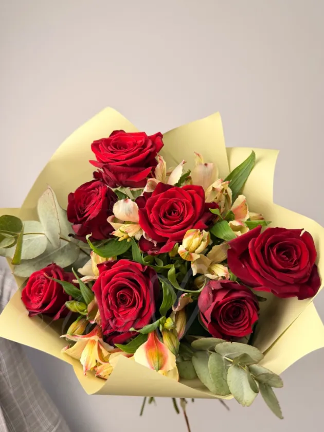 Букет из роз и альстромерии «Розовая ириска»