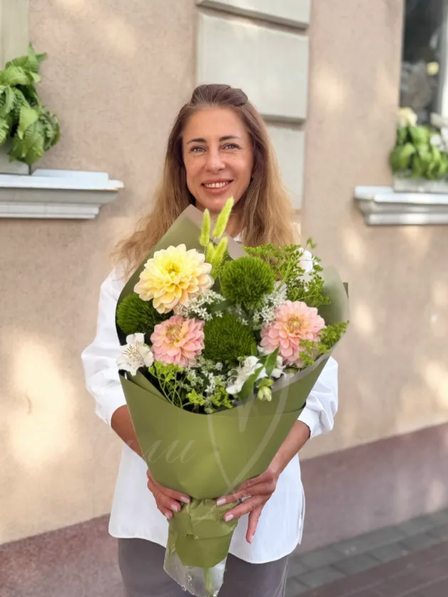 Букет из георгин и гвоздики«Марсель»