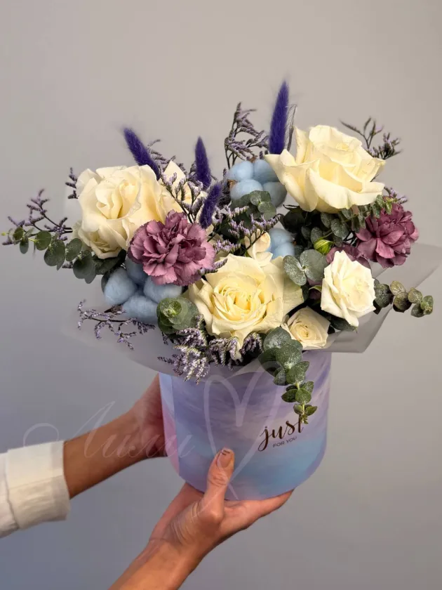 Композиция из роз и гвоздик «Лазурь»