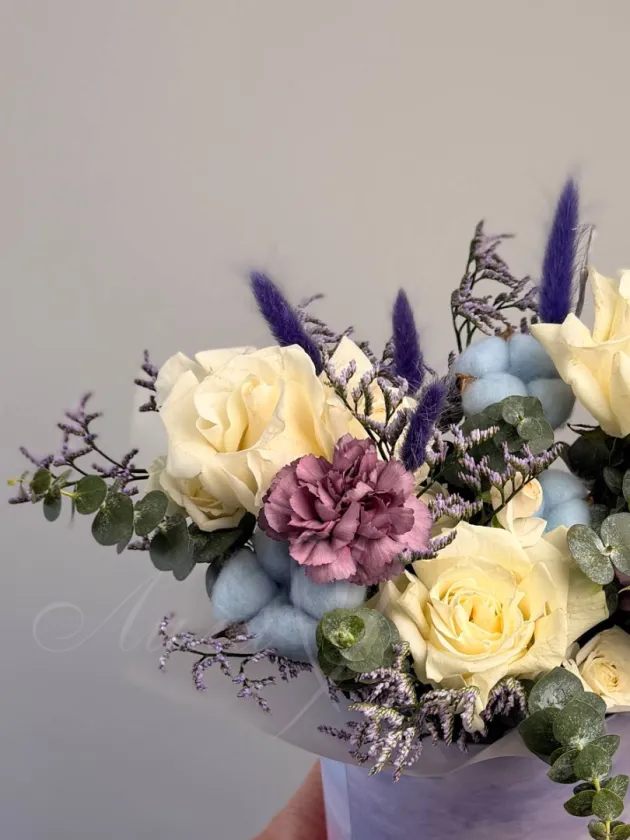 Композиция из роз и гвоздик «Лазурь»