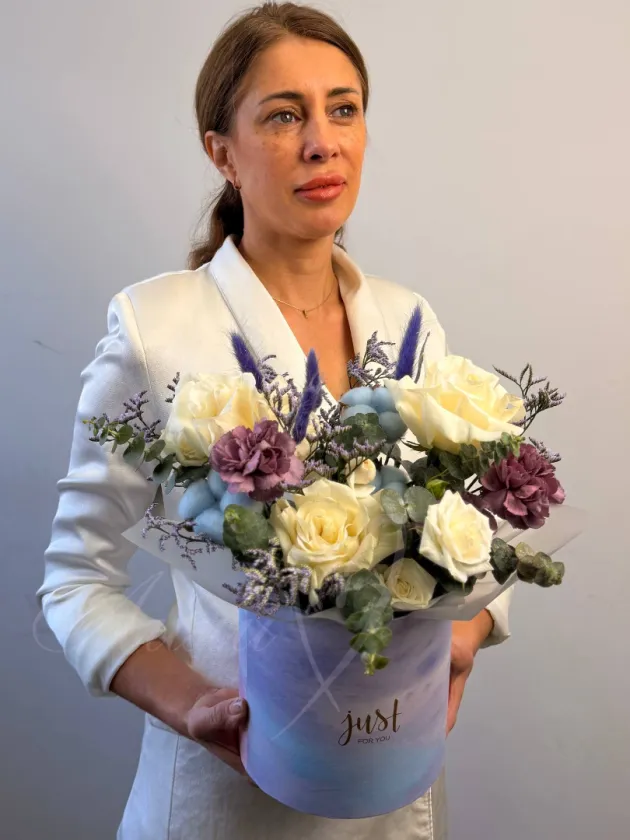 Композиция из роз и гвоздик «Лазурь»