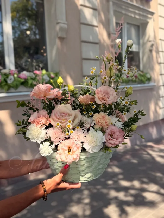 Композиция из роз, эустомы и гвоздик «Времена года»