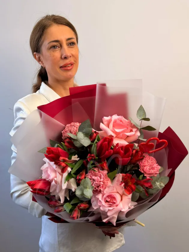 Сборный букет из французских роз  и тюльпанов «Жар-птица»