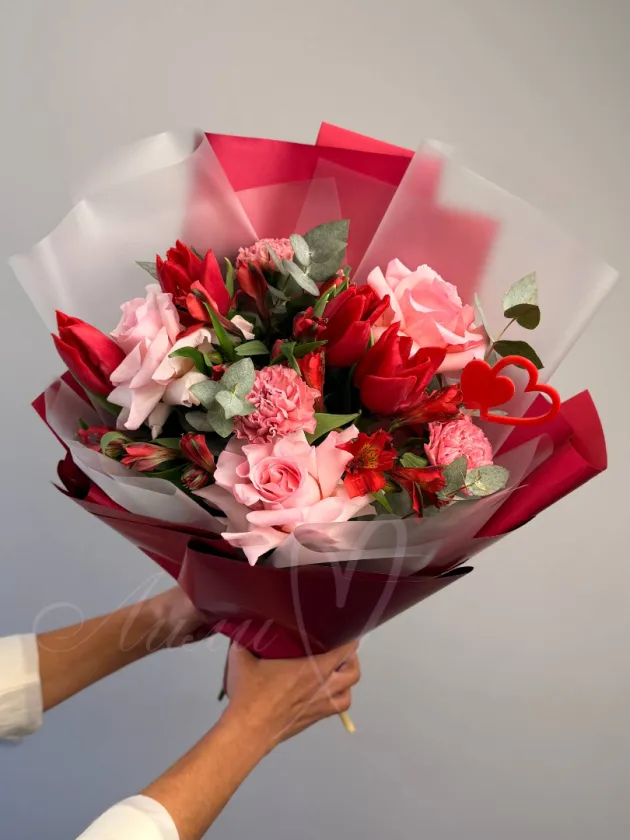 Сборный букет из французских роз  и тюльпанов «Жар-птица»