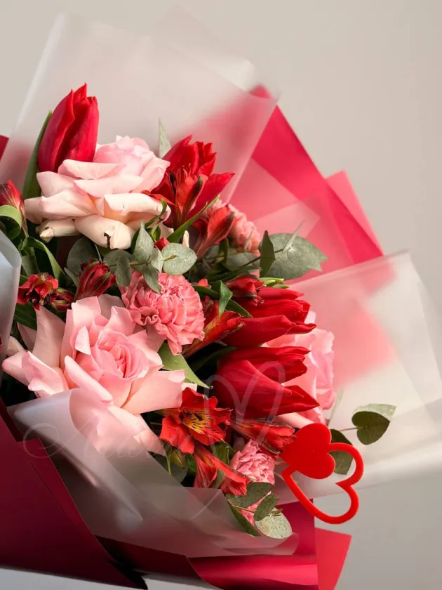 Сборный букет из французских роз  и тюльпанов «Жар-птица»