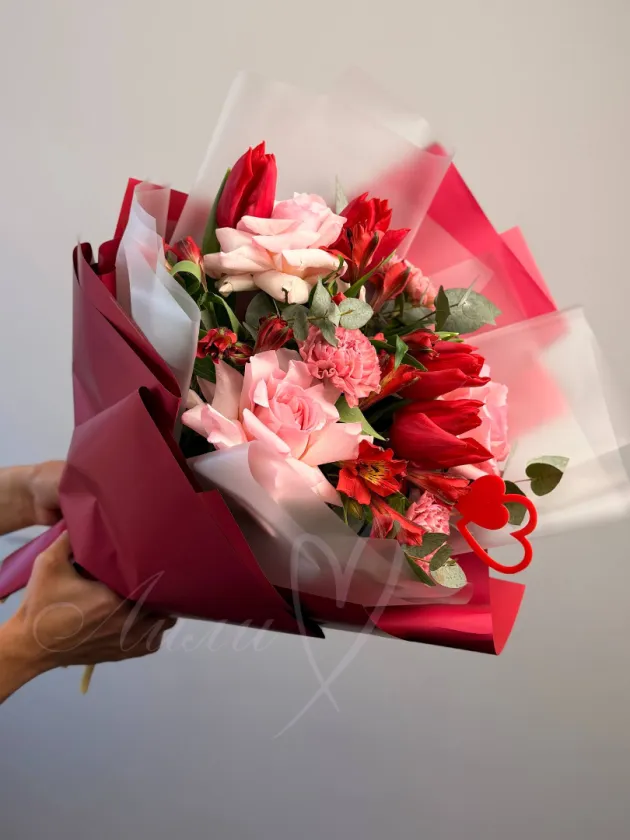 Сборный букет из французских роз  и тюльпанов «Жар-птица»