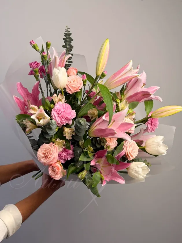 Букет из лилий, тюльпанов и роз «Яркое лето»