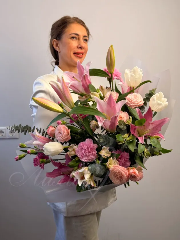 Букет из лилий, тюльпанов и роз «Яркое лето»