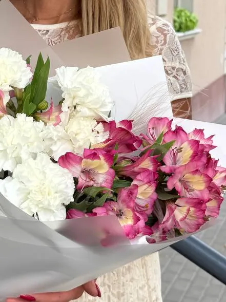 Букет с альстромерией «Ягодный шелк»
