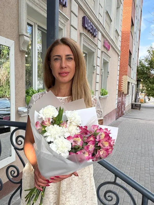 Букет с альстромерией «Ягодный шелк»
