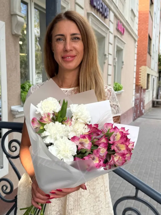 Букет с альстромерией «Ягодный шелк»