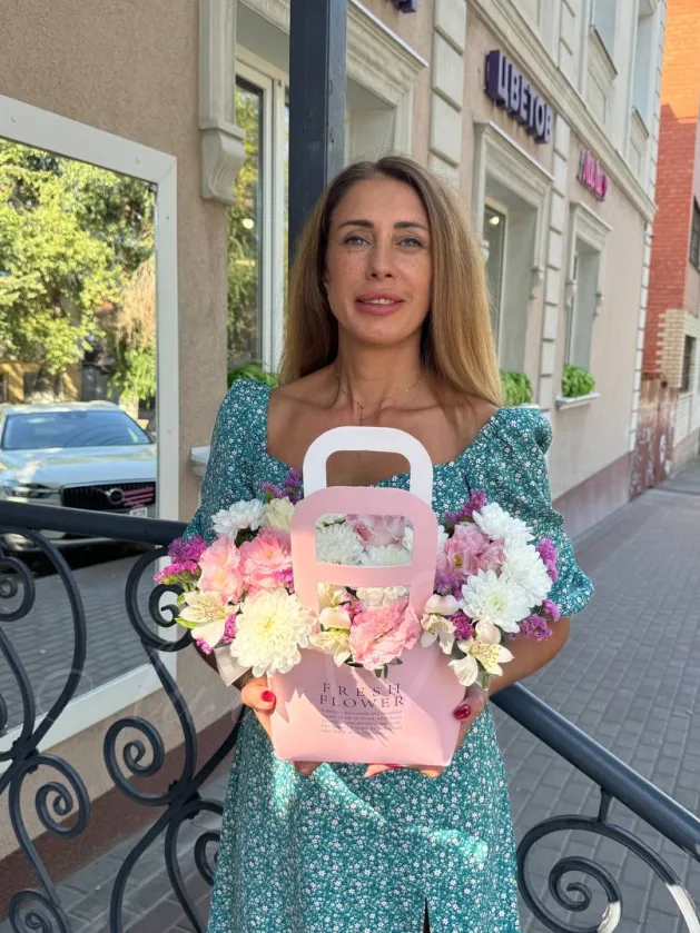 Композиция из хризантемы «Сумочка из сада»