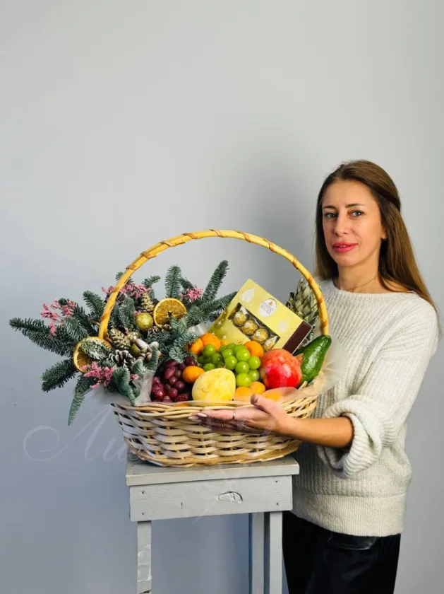 Корзина с фруктами  «Зимний подарок»
