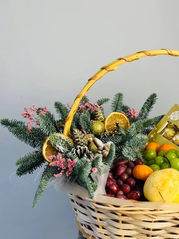 Корзина с фруктами  «Зимний подарок»