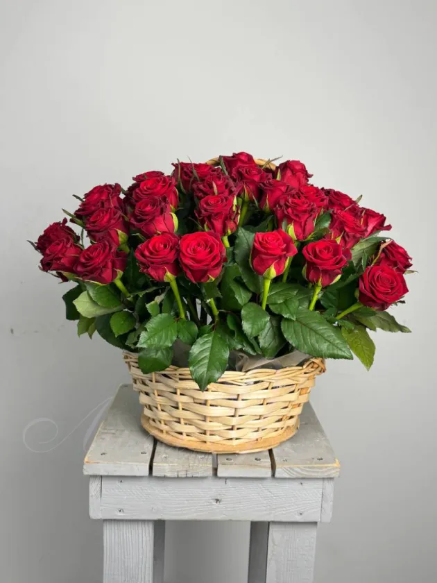Корзина из 55 роз