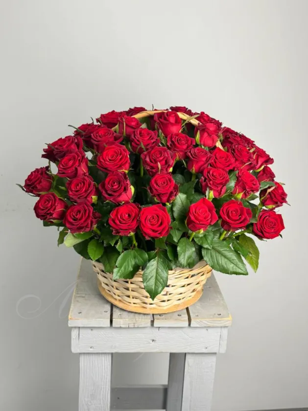 Корзина из 55 роз