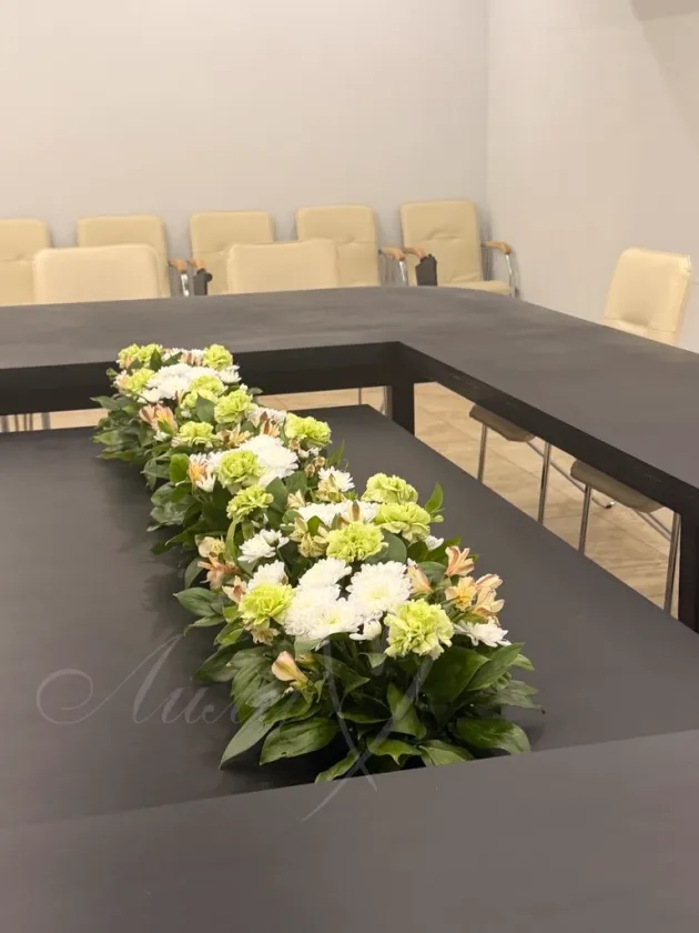 Композиция на стол заседаний