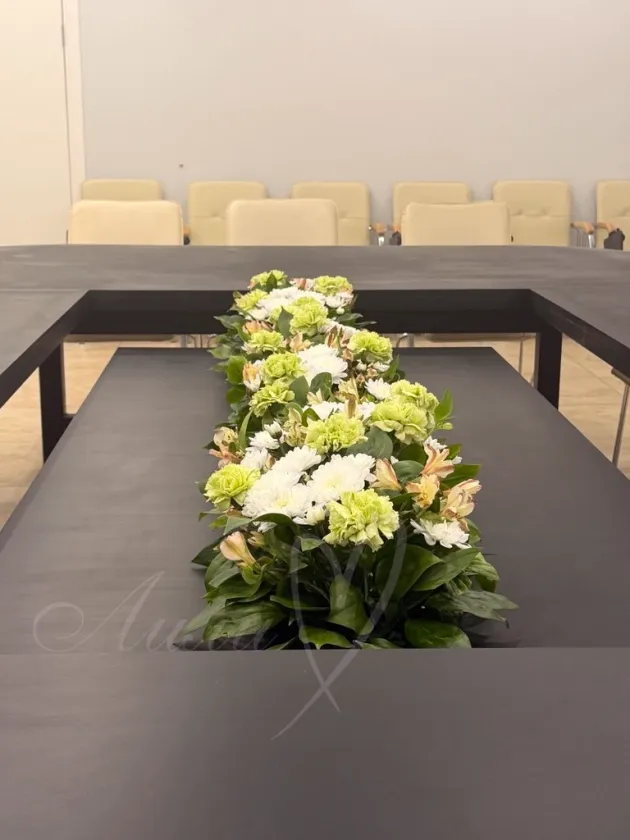 Композиция на стол заседаний