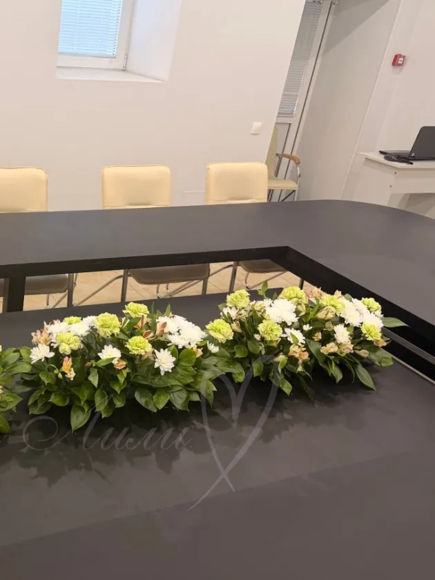 Композиция на стол заседаний
