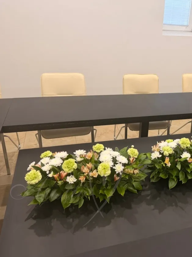 Композиция на стол заседаний