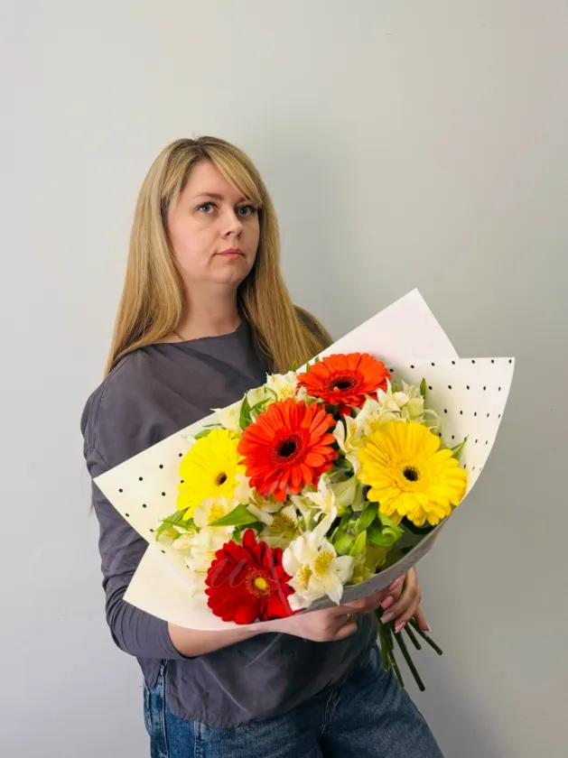 Букет из герберы и альстромерии «Лучи солнца»