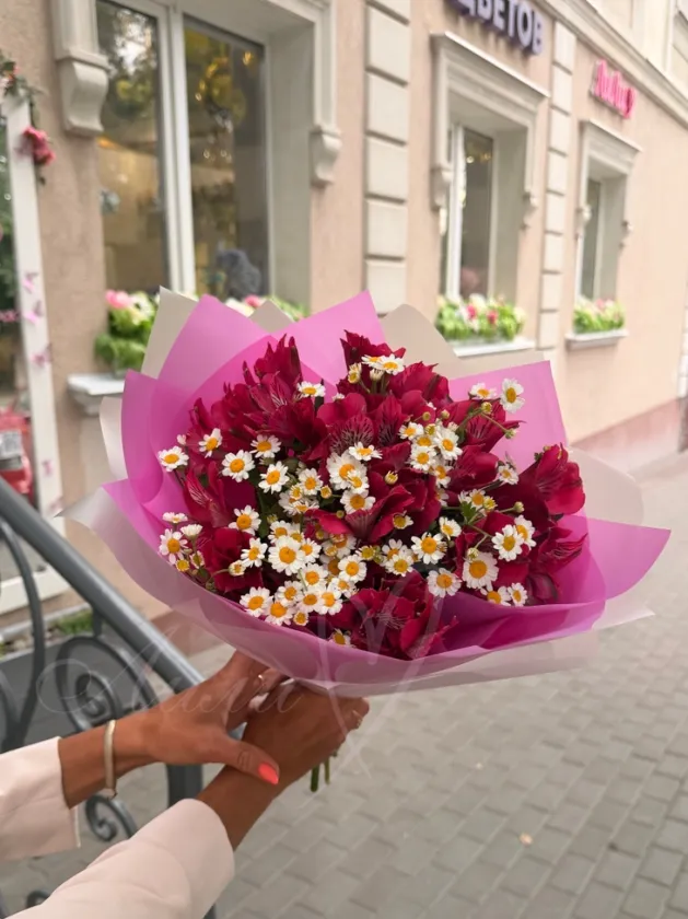 Букет из альстромерии и ромашки «Вайлет»