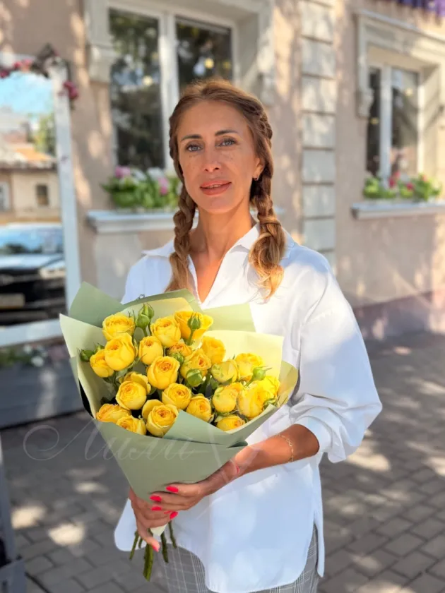 Букет из кустовых роз «Солнечный луч»